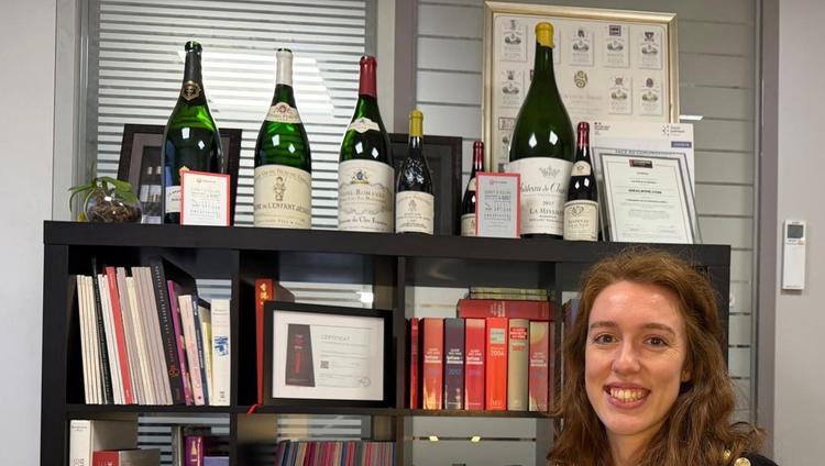 Alice, responsable du département des ventes chez iDealwine.