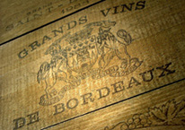 Caisse en bois contenant du vin