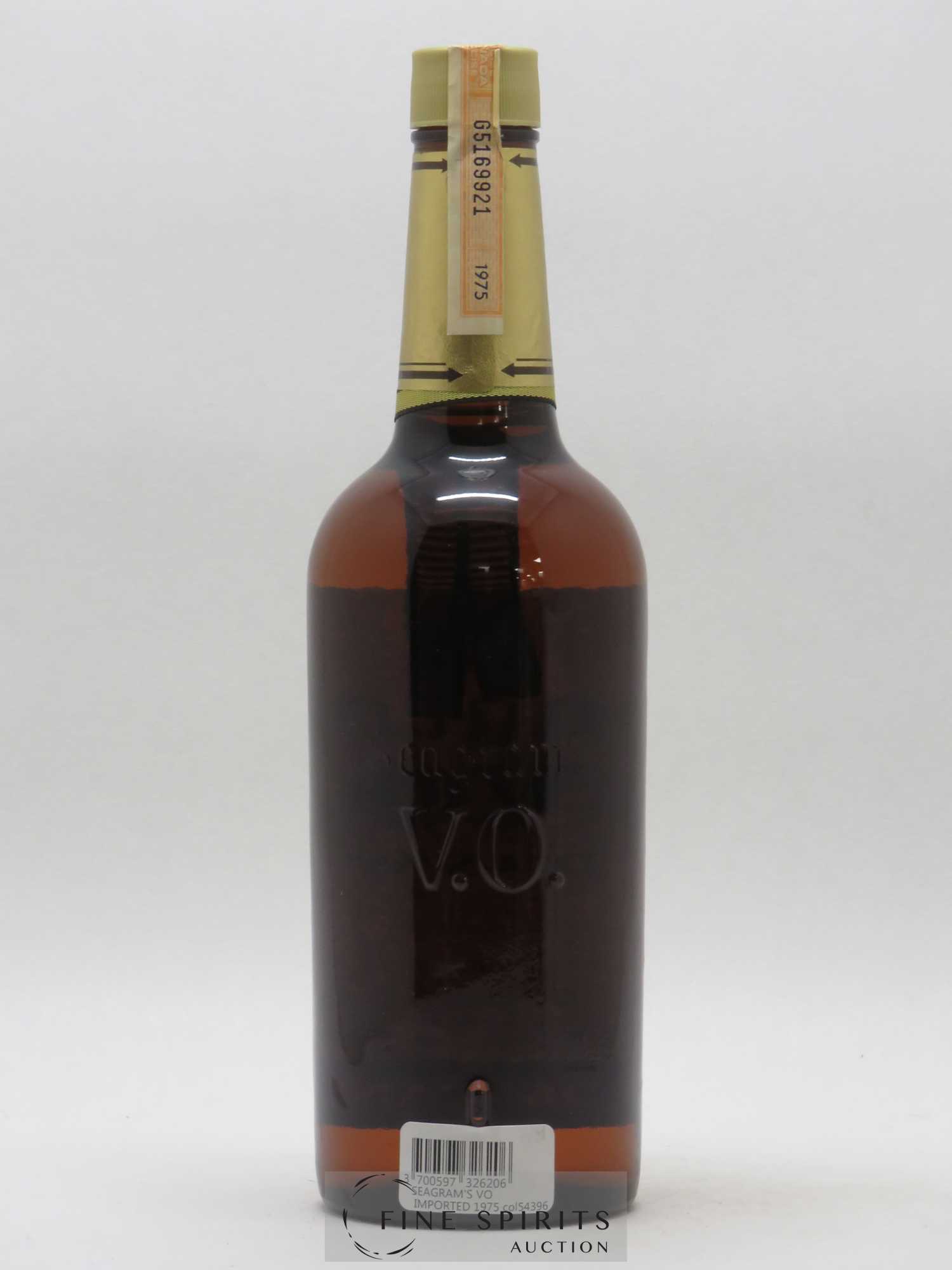 Buy Seagram's Of. VO imported 1975 (lot 323)