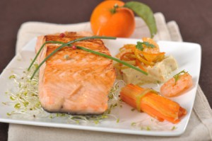 Dos de saumon sur lit de petits légumes à la sauce orange