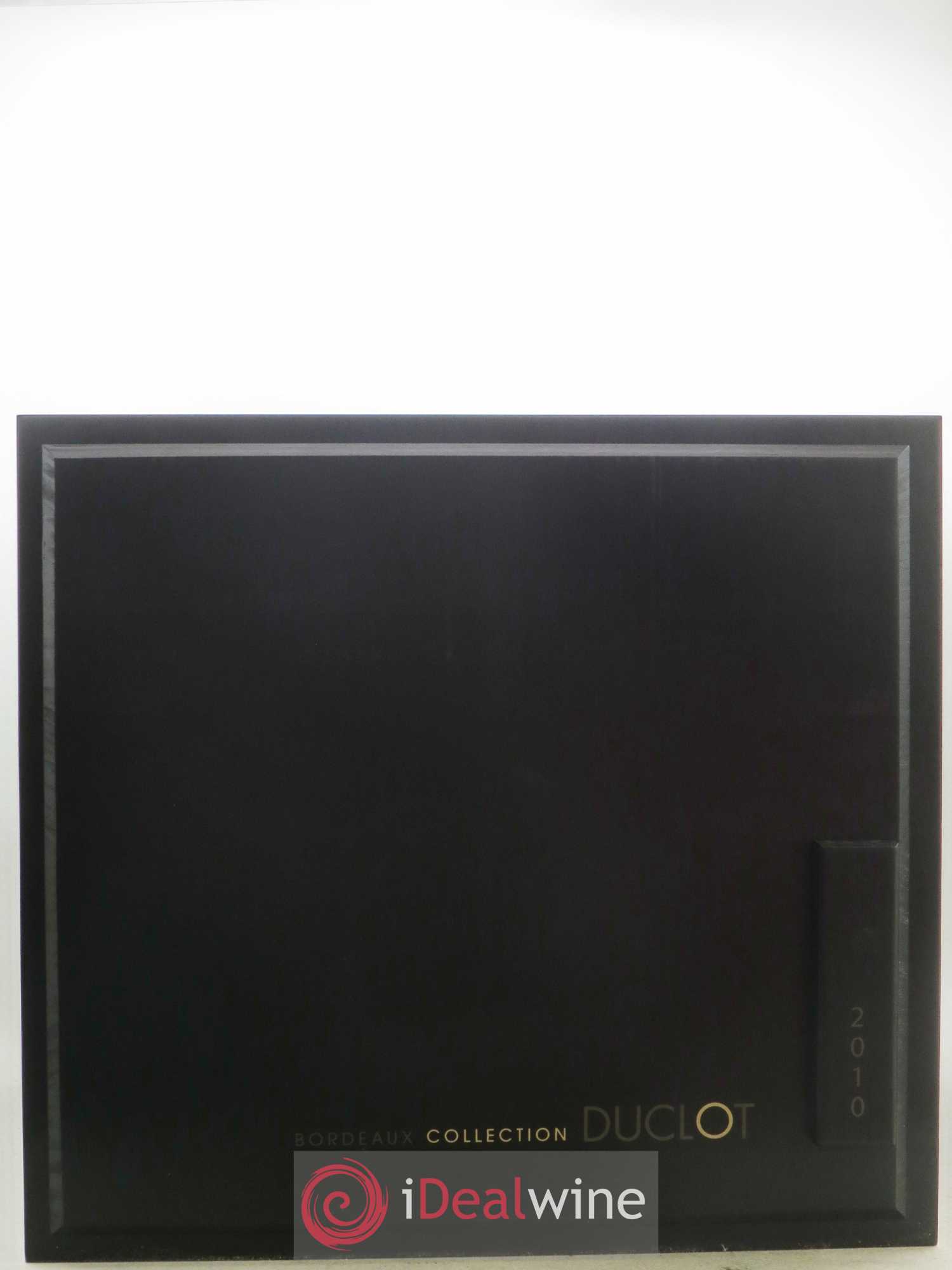 Caisse Collection Duclot 1 Lafite Rothschild - 1 Latour - 1 Mouton Rothschild - 1 Margaux - 1 Haut Brion - 1 La Mission Haut Brion - 1 Cheval Blanc - 1 Petrus - 1 Yquem 2010 - Lot of 9 bottles - 8