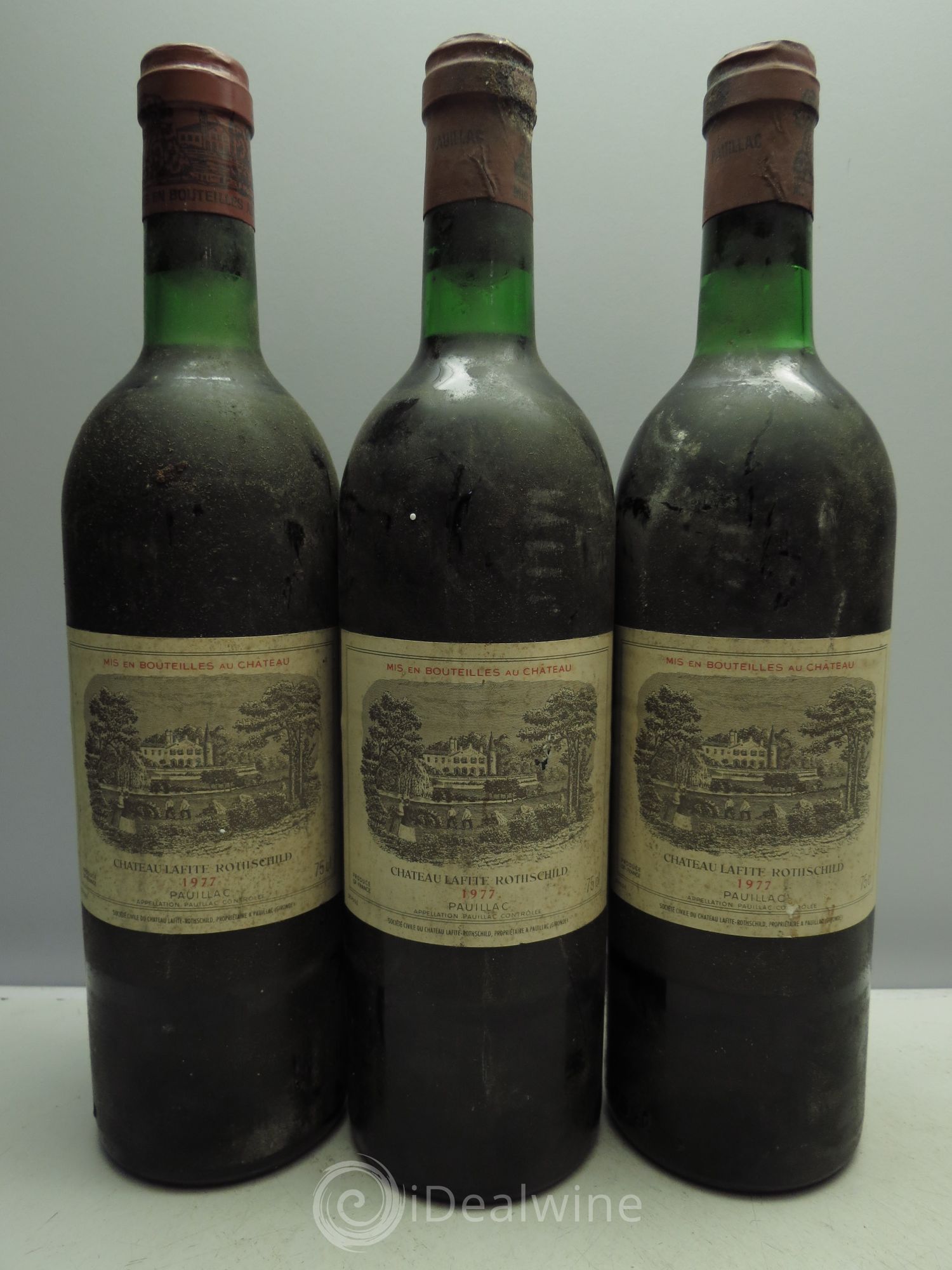 Château Lafite Rothschild 1er Grand Cru Classé (2 traces d'anciennes coulures) 1977 - Posten von 3 Flaschen - 0