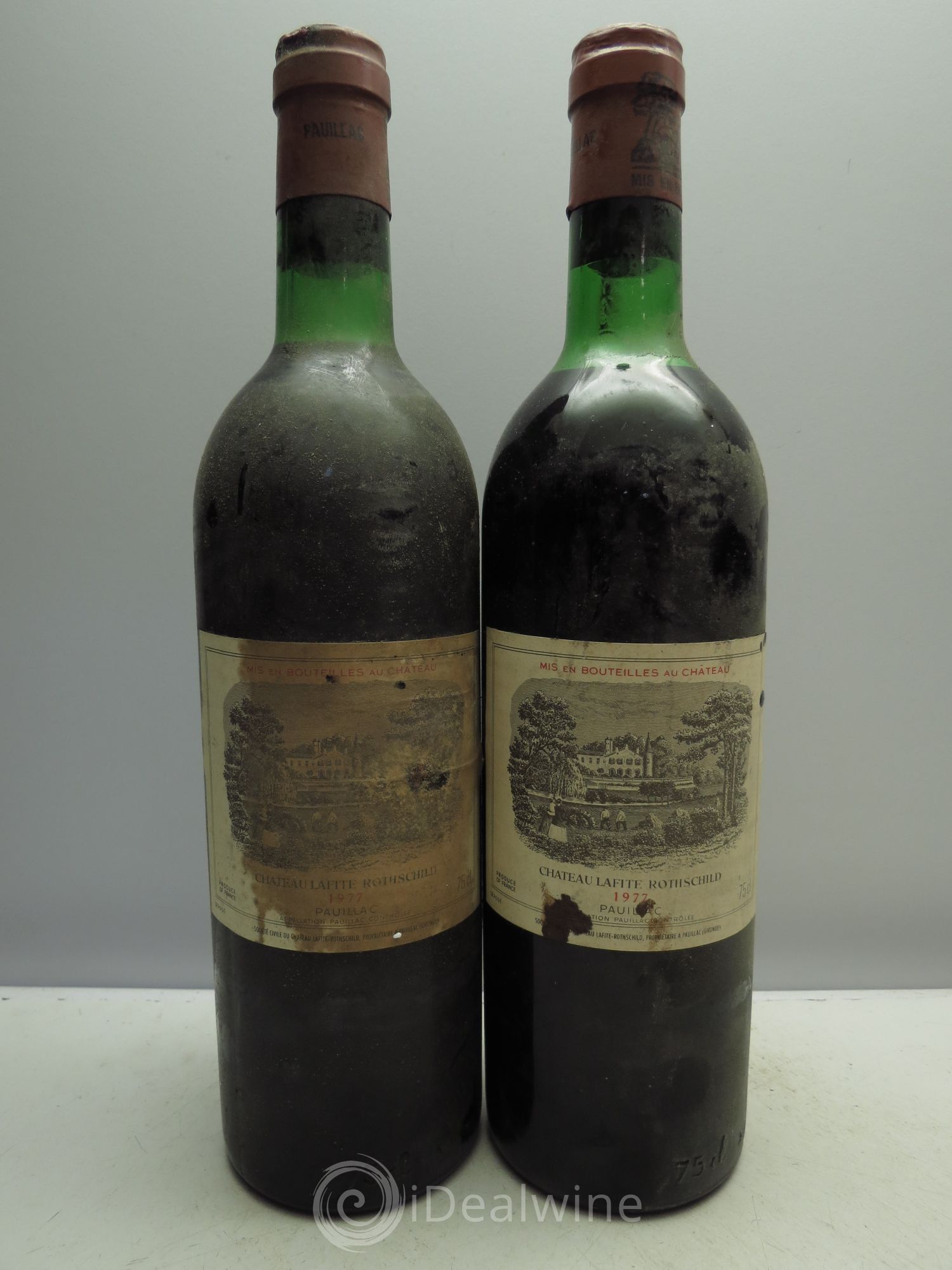 Château Lafite Rothschild 1er Grand Cru Classé (1 trace d'ancienne coulure) 1977 - Posten von 2 Flaschen - 0